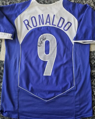 Camiseta visitante Brasil 2004 firmada por Ronaldo Nazario