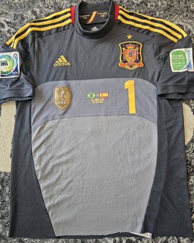 Camiseta usada por Iker Casillas en la final de la Copa confederaciones del 2013