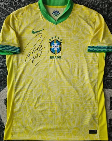 Camiseta de Brasil firmada por Roberto Carlos