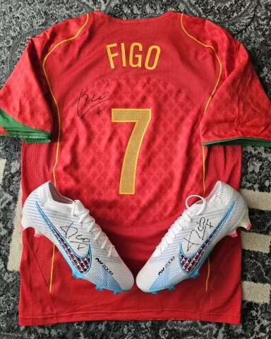 Camiseta retro de Portugal + Botas firmadas por Luis Figo