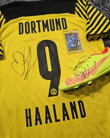 Camiseta utilleria del Dortmund+cromo+bota firmadas por Haaland
