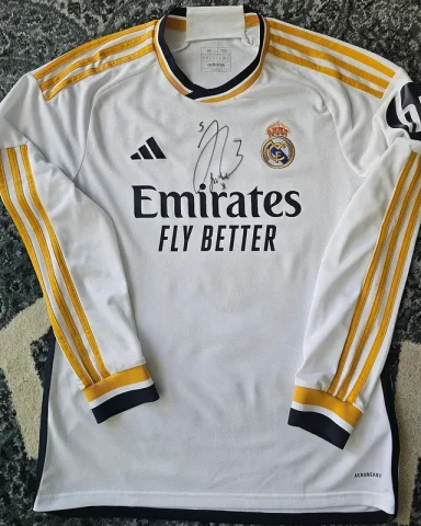 Camiseta del Real Madrid temporada 2023-2024 firmada por Jude Bellingham
